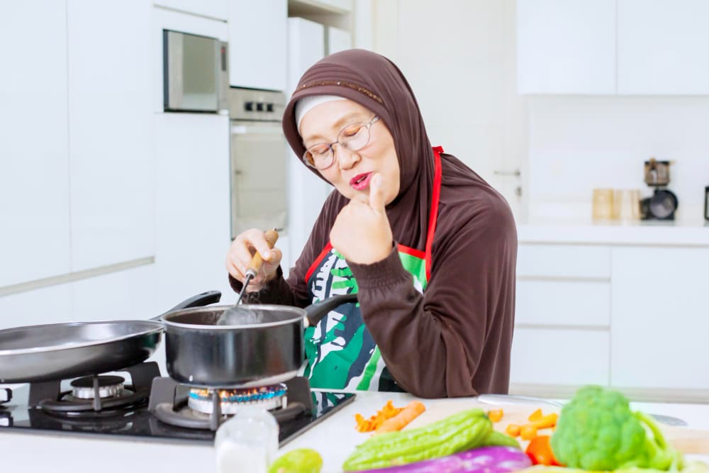 Ibu Memasak di Dapur