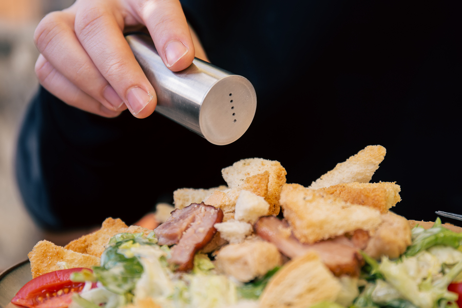 Penambahan seasoning pada salad